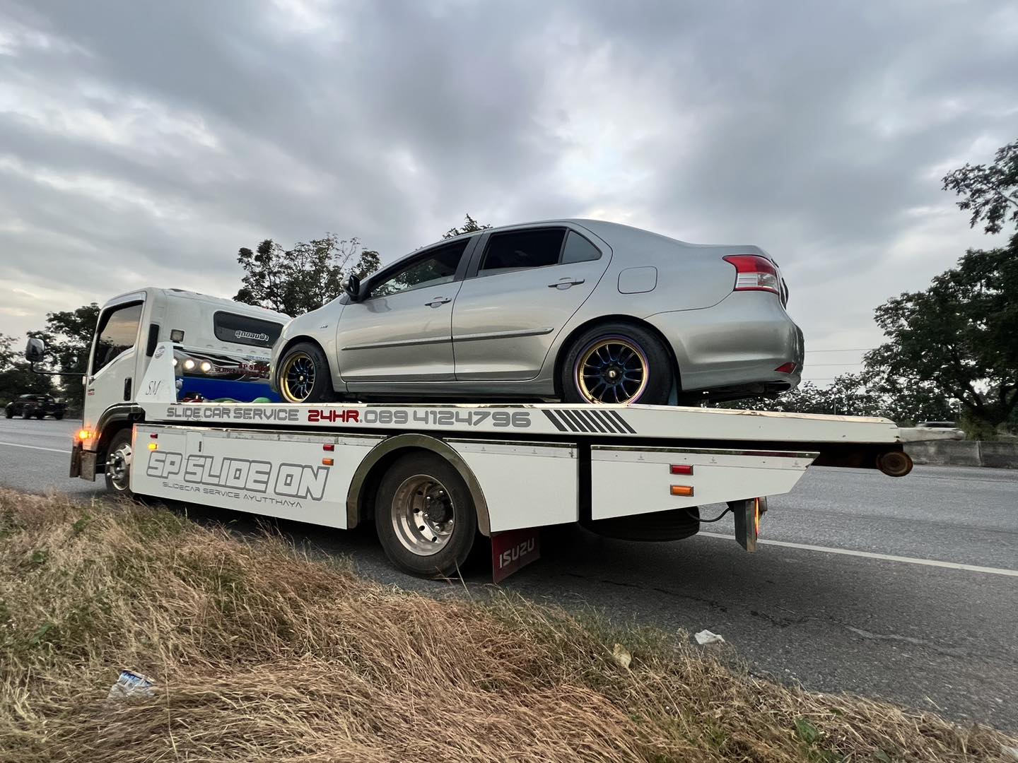รถสไลด์กำลังขนย้ายรถยนต์